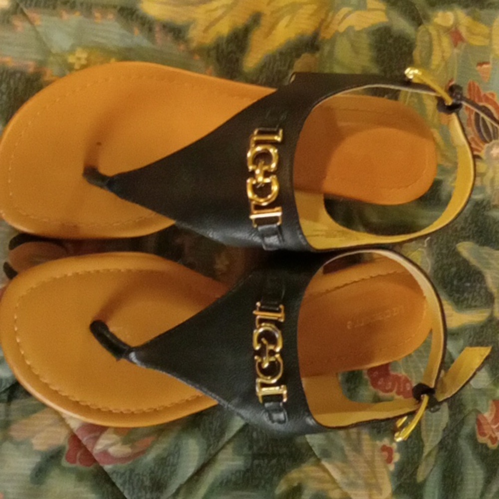 Liz Claiborne thong sandals size 7.5